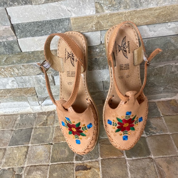 Embroided huarache de dama - Picture 1 of 6